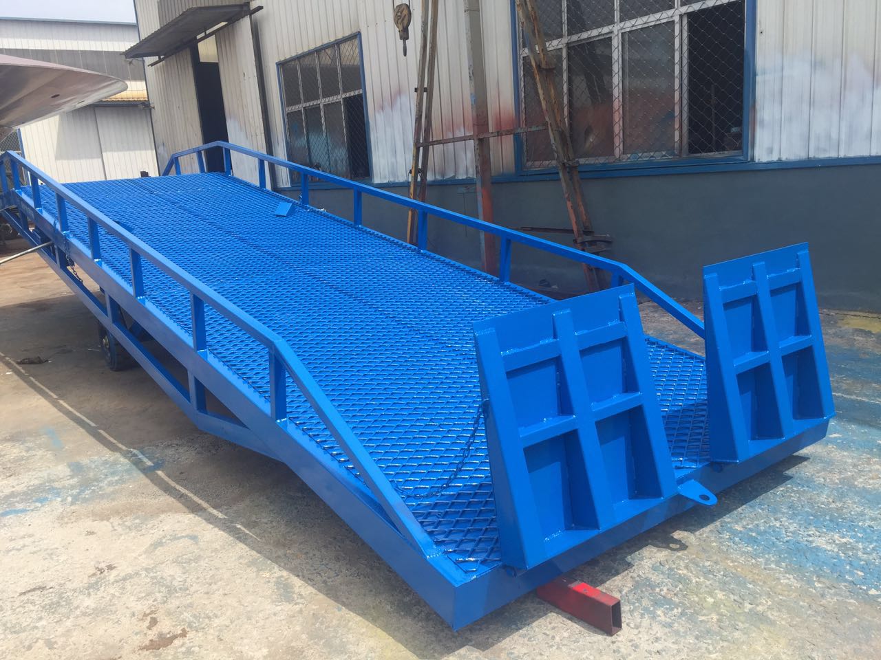 盛金機(jī)械廠家分析移動(dòng)登車橋出現(xiàn)異常現(xiàn)象的原因(圖3) \